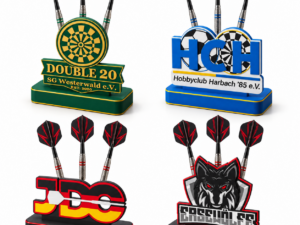 Vier Dartst&auml;nder mit Vereinslogos Double Twenty, HCH Harbach, JDC und Ersew&ouml;lfe, jeweils mit drei Dartpfeilen als Dekoration. Produktvisualisierung.